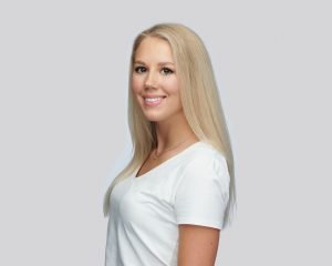 Karolina-Smilgyte-Kineziterapeute-masazuotoja-Altamedica-Reabilitacijos-klinika-Garliavoje