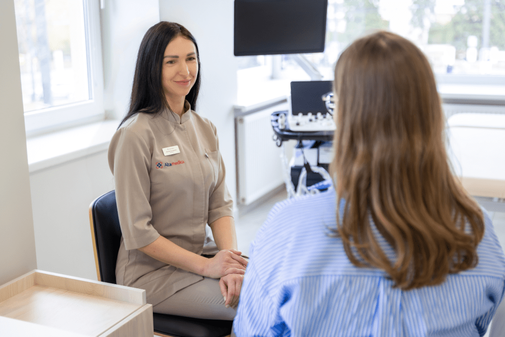 Gydytojas teikia medicininę pagalbą pacientui namuose