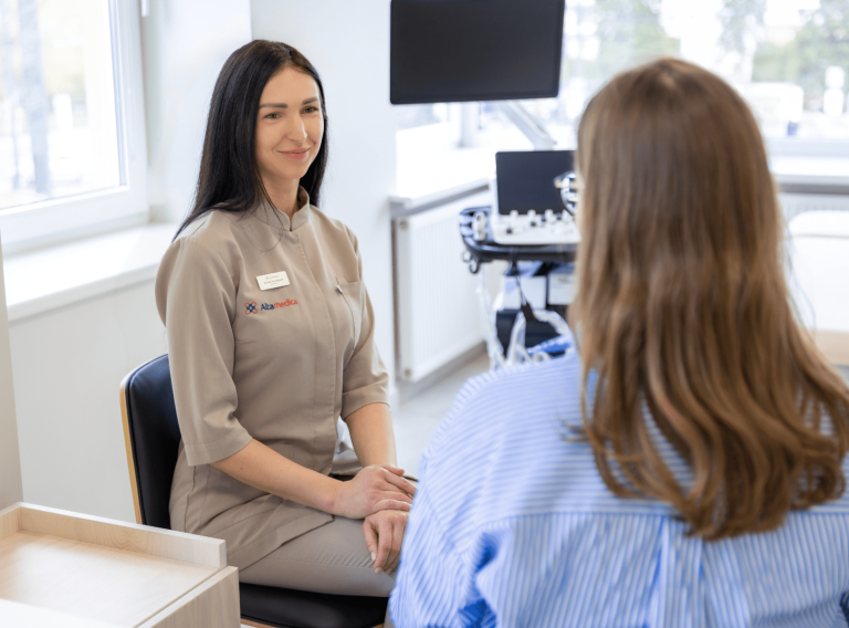PR straipsnių viršeliai Gydytojas teikia medicininę pagalbą pacientui namuose